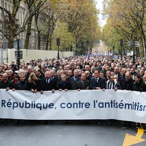 La marche contre l'antisémitisme a réuni dimanche de nombreux responsables politiques dont les représentants du Rassemblement national, Marine Le Pen et Jordan Bardella.