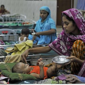 Des enfants atteints de diarrhée en raison de la hausse des températures et des pénuries d'eau potable, au Bangladesh.