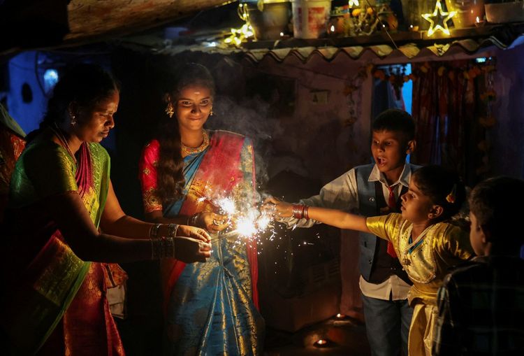 Des personnes allument des feux d'artifice pour célébrer Diwali, la fête des lumières hindoue, à New Delhi, le 12 novembre 2023.