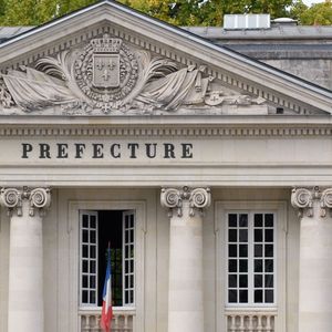 Les effectifs préfectoraux n'ont cessé de se réduire, déplore la Cour des comptes (photo d'illustration : le fronton de la préfecture de Nantes).