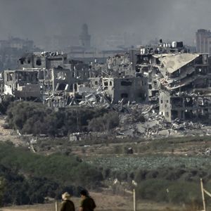 Selon Israël, les civils de Gaza se sont mis à piller les bases du Hamas.