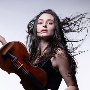 « J'aimerais vraiment que tout le monde puisse écouter de la musique classique comme on écoute du rap, de la pop ou du rock », explique la violoniste Esther Abrami.
