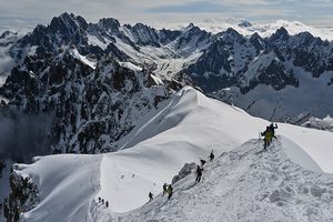 Des alpinistes à ski s'apprêtant à dévaler la Vallée Blanche, un glacier du massif du Mont-Blanc.