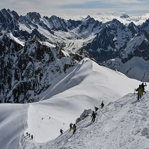 Des alpinistes à ski s'apprêtant à dévaler la Vallée Blanche, un glacier du massif du Mont-Blanc.