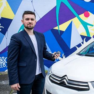Nathan Rospars a créé une société de service de location de voitures connectées qu'il gère en parallèle d'une activité de salarié à temps plein de responsable commercial.