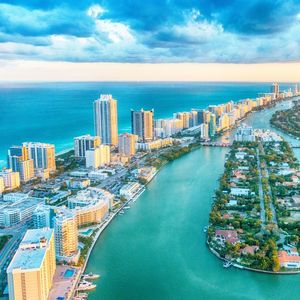 Deuxième centre financier des Etats-Unis après New York, Miami constitue une des capitales de la tech et voit de plus en plus de grandes entreprises mondiales y installer des bureaux.
