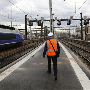 Les syndicats de la SNCF sont divisés sur les propositions salariales de la direction, sujet qui conditionnera la fluidité du trafic hivernal.