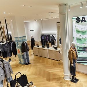 A SoHo, le flagship de Sandro voisine avec plusieurs autres boutiques de vêtements de « luxe abordable » à la française.