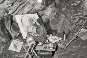 L'artiste et ethnographe Elisabeth Pauli copiant des peintures rupestres à Altamira (Espagne), en 1936.