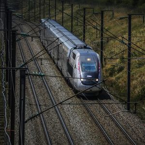 Environ 60 % des lignes TGV ne sont pas rentables, mais la branche Voyageurs reverse 60 % de ses bénéfices annuels dans la modernisation du réseau ferré.