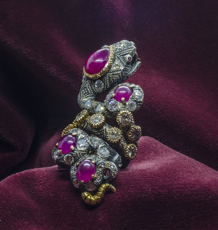 Bague serpent en or, argent, diamants et rubis, une pièce unique des années 1960.