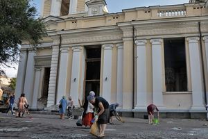 Les habitants d'Odessa aident à collecter les débris de la cathédrale de la Transfiguration, endommagée par les bombardements russes de juillet.