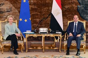 La présidente de la Commission européenne Ursula von der Leyen et le président égyptien Abdel Fattah al-Sisi au Caire, le 18 novembre 2023.