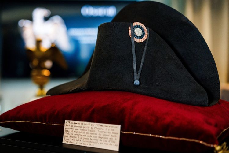 Lec chapeau de Napoléon Ier, bicorne noir avec sa cocarde bleu blanc rouge, vendu ce dimanche par Osénat.