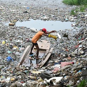 Un canal envahi par les déchets plastiques à Chennai, en Inde, en novembre 2023.