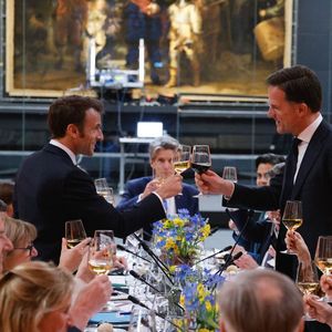 Au fil des années, Mark Rutte, le Premier ministre sortant des Pays-Bas, avait noué une relation privilégiée avec Emmanuel Macron. Ils portent ici un toast au Rijksmuseum d'Amsterdam, le 12 avril 2023.