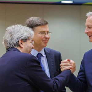 Le Commissaire européen à l'Economie, Paolo Gentiloni (à gauche), a critiqué la croissance des dépenses publiques prévue par le budget 2024 présenté par le ministre des Finances, Bruno Le Maire (à droite).