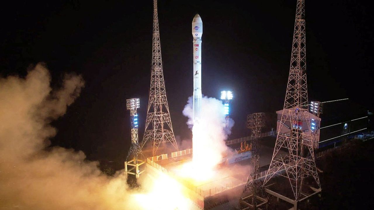 Le lancement de la fusée portant le satellite nord-coréen Malligyong-1.