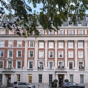 La façade du No.1 Grosvenor Square, adresse historique au coeur de Mayfair. Autrefois siège de l'ambassade américaine, le bâtiment est aujourd'hui opéré par le groupe Lodha UK.