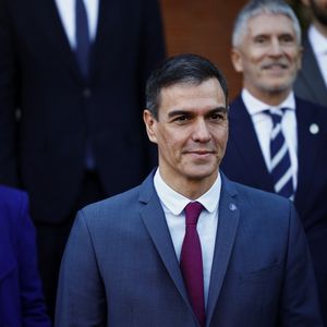 Le Premier ministre espagnol Pedro Sanchez et les nouveaux membres du gouvernement avant la première réunion du cabinet au Palais de la Moncloa à Madrid, le 22 novembre 2023