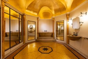 ARMAND-ALBERT RATEAU (1882-1938). Salle de bain byzantine. Marbre de Hauteville, mosaique, bronze, miroir, stuc et feuille d'or, c. 1928. Dimensions : H. 340 cm x L. 480 cm x l. 400 cm.