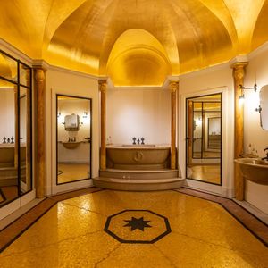 ARMAND-ALBERT RATEAU (1882-1938). Salle de bain byzantine. Marbre de Hauteville, mosaique, bronze, miroir, stuc et feuille d'or, c. 1928. Dimensions : H. 340 cm x L. 480 cm x l. 400 cm.