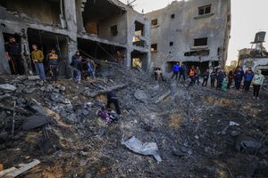 Des secouristes cherchent des survivants dans les décombres d'un immeuble visé par un raid israélien dans la ville de Khan Younès, dans le sud de la bande de Gaza.