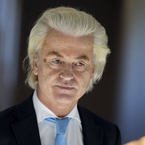 Né en 1963 à Venlo, à la frontière des Pays-Bas avec l'Allemagne, Geert Wilders a commencé sa carrière politique en 1998.