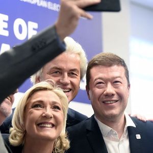 Un eurodéputé du Vlaams Belang prend un selfie, à Prague lors d'un congrès de partis d'extrême droite avant les élections européennes de 2019, avec Marine Le Pen du Rassemblement national, Geert Wilders, du Parti pour la liberté qui a remporté les élections du 22 novembre aux Pays-Bas, et Tomio Okamura, leader du parti tchèque Liberté et démocratie directe.