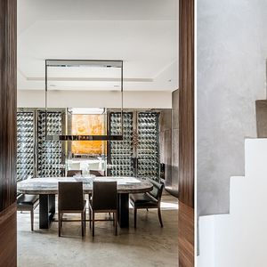 Dans le XVIe arrondissement de Paris, cette propriété (vue de la cuisine et détail d'un escalier) est proposée à 8,25 millions d'euros.
