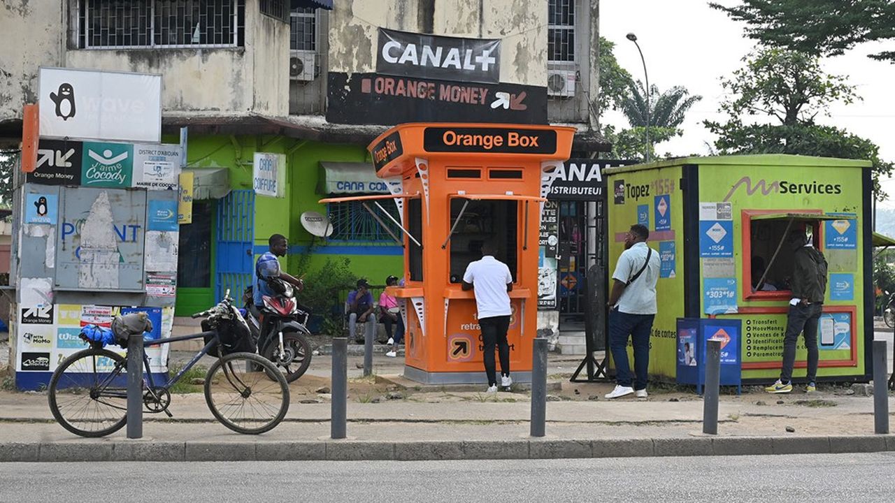 En plus de ses services financiers mobiles, Orange s'appuie sur un réseau de 500.000 points physiques, comme ici à Abidjan en Côte d'Ivoire.