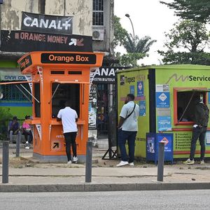 En plus de ses services financiers mobiles, Orange s'appuie sur un réseau de 500.000 points physiques, comme ici à Abidjan en Côte d'Ivoire.