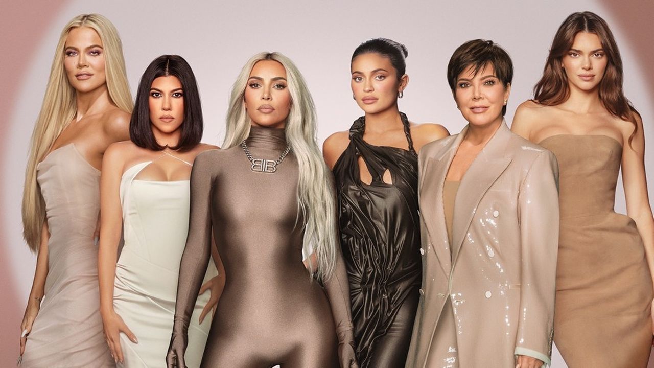 Après la chaîne E !, c'est désormais sur Disney + que l'on peut suivre le quotidien de la famille Kardashian. Ici, l'affiche de la saison 4 de la série « Les Kardashian ».