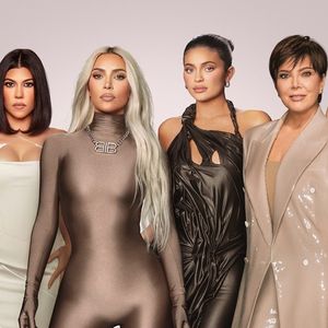Après la chaîne E !, c'est désormais sur Disney + que l'on peut suivre le quotidien de la famille Kardashian. Ici, l'affiche de la saison 4 de la série « Les Kardashian ».
