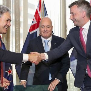 Le Premier ministre néo-zélandais Christopher Luxon, au centre, entouré de ses partenaires de coalition, Winston Peters (à gauche) et David Seymour (à droite).