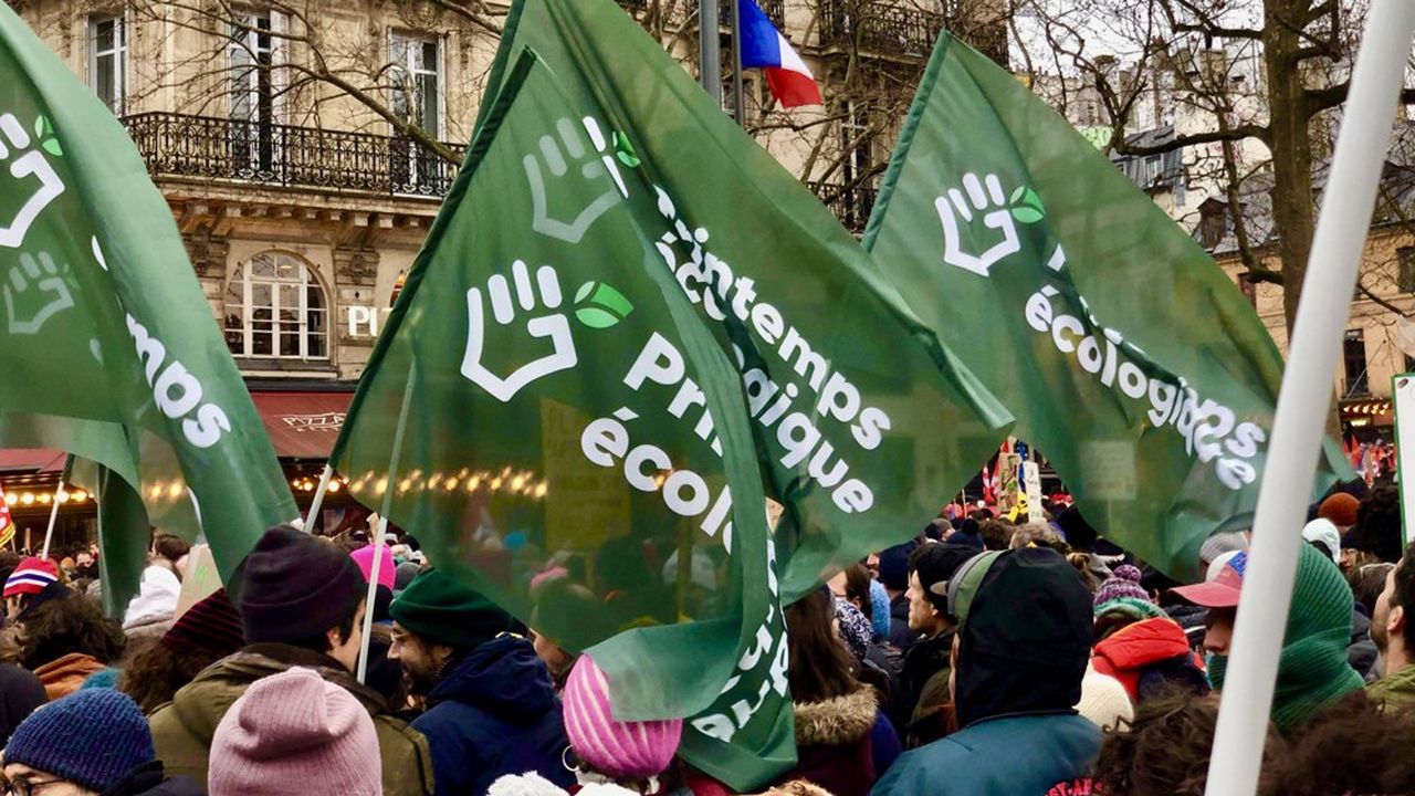 Des militants de Printemps écologique, pendant une des mobilisations intersyndicales contre la réforme des retraites en 2023.