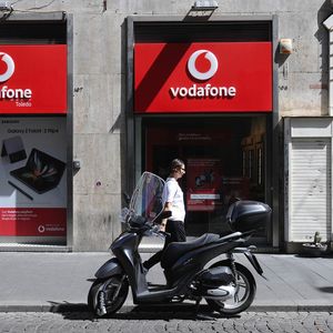 Une boutique Vodafone à Naples. L'Italie représente 11 % du chiffre d'affaires global du géant britannique des télécoms.