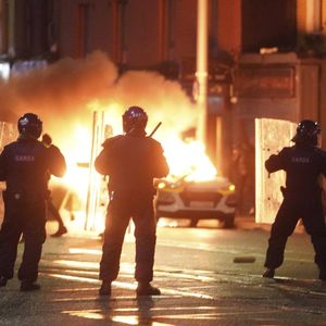 Des véhicules ont été incendiés et des commerces pillés dans le centre de Dublin jeudi.