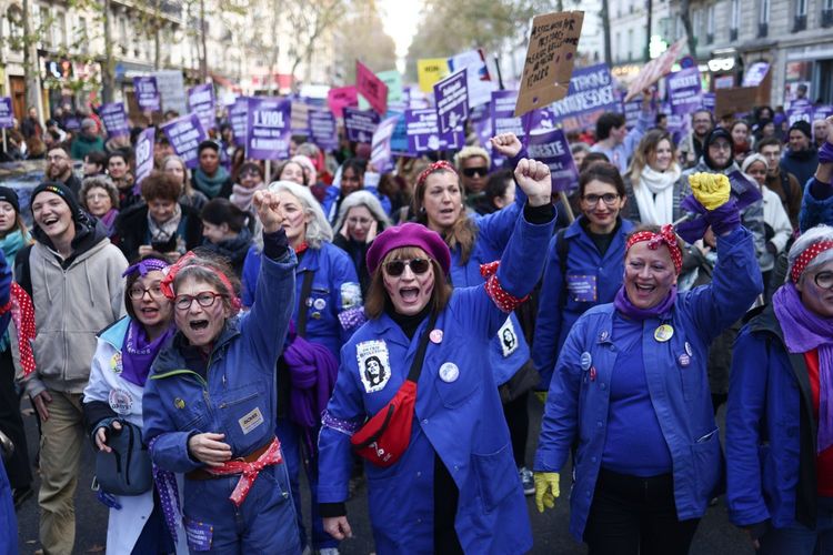 Des milliers de personnes ont manifesté contre les violences faites aux femmes samedi à Paris.