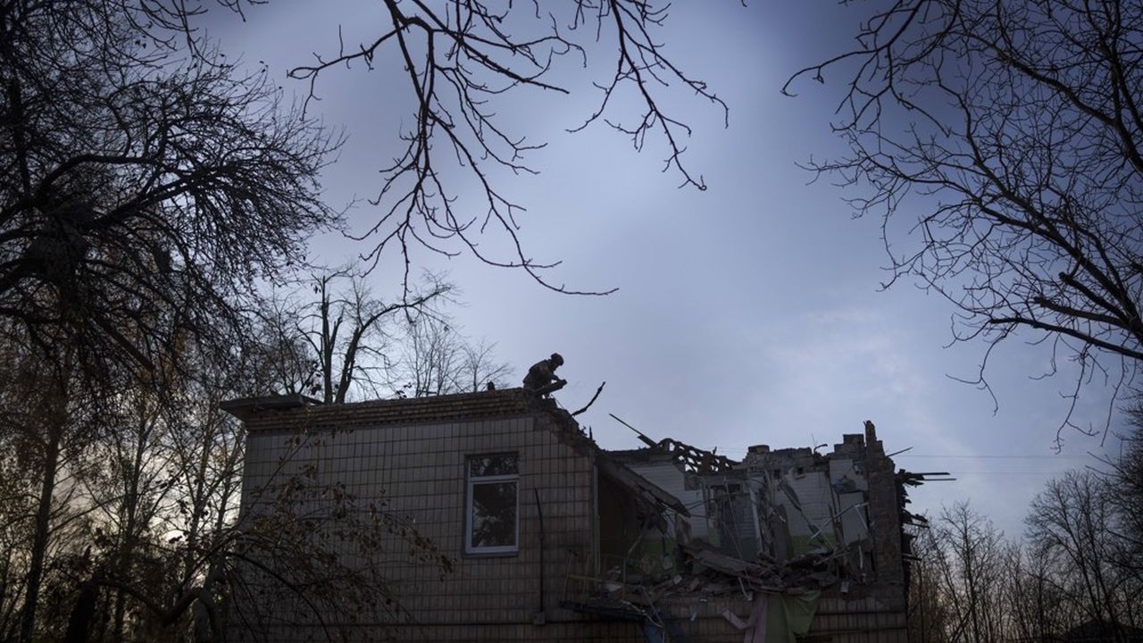 L'armée de l'air ukrainienne a affirmé avoir abattu 71 drones lancés dans la nuit par la Russie. Cette attaque a fait cinq blessés et privant d'électricité des dizaines d'immeubles d'habitation.