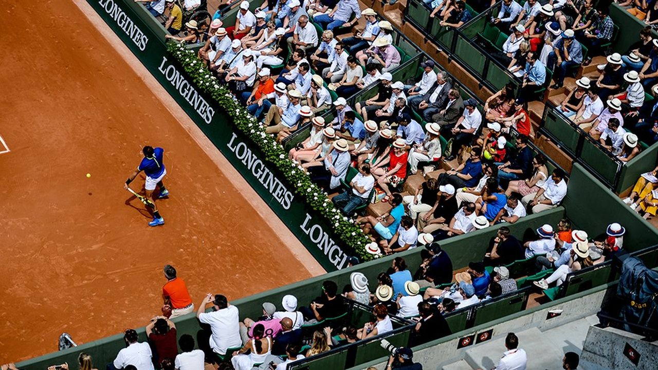 Les carrés VIP sur le court central du tournoi. La griffe Roland-Garros s'est inspirée des tenues de ce public pour monter en gamme. 