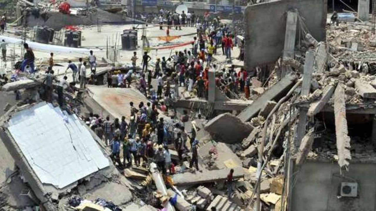 L'effondrement d'un immeuble abritant plusieurs dizaines de sous-traitants de fabricants textiles occidentaux avait entraîné la mort de plus 1.000 travailleurs en avril 2013 au Bangladesh. -