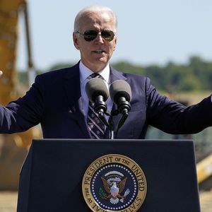 Le président américain Joe Biden, devant le chantier de construction d'une usine de semi-conducteurs d'Intel, dans l'Ohio en septembre 2022.