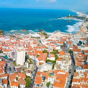 Dans les villes du littoral comme ici à Biarritz, sur la côte basque, le développement accéléré des locations touristiques fait polémique.