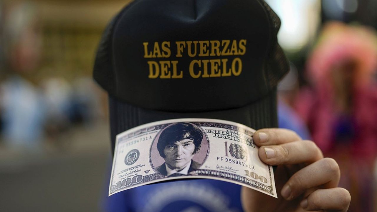 Javier Milei, le futur président argentin, veut juguler l'inflation en adoptant le billet vert comme monnaie nationale.