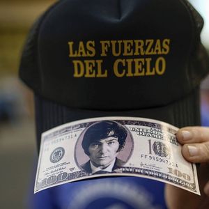 Javier Milei, le futur président argentin, veut juguler l'inflation en adoptant le billet vert comme monnaie nationale.