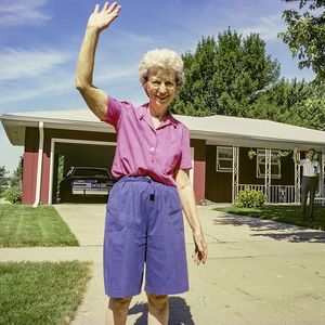 « 7/1991 », photo tirée de la série « Leaving and waving » de l'Américaine Deanna Dikeman. Pendant vingt-sept ans, la photographe a pris un cliché à chaque fois qu'elle partait de chez ses parents.