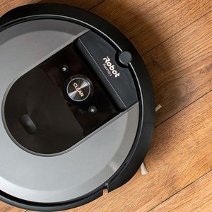 iRobot est surtout connue du grand public pour ses robots aspirateurs de la marque Roomba.