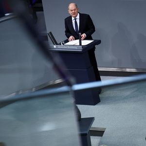 Le chancelier allemand, Olaf Scholz, s'adresse aux députés du Bundestag lors d'une session sur la crise budgétaire, mardi.
