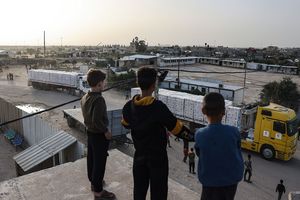 Entrée de camions d'aide humanitaire à Gaza au point de passage de Rafah, le 26 novembre. L'Onu décrit sur place une situation « catastrophique ».